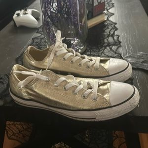 Gold sz 9 Converse